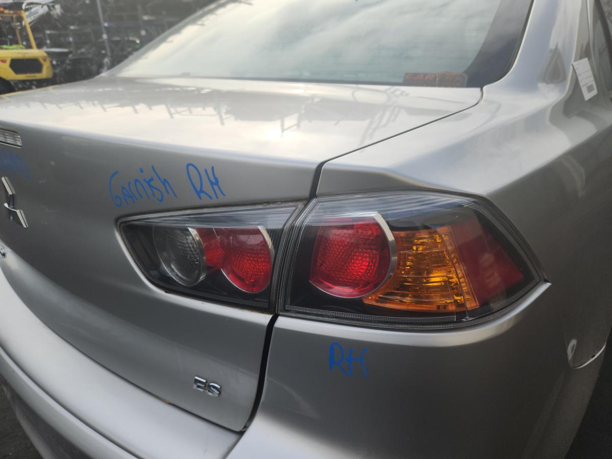 1000940177-Right Taillight