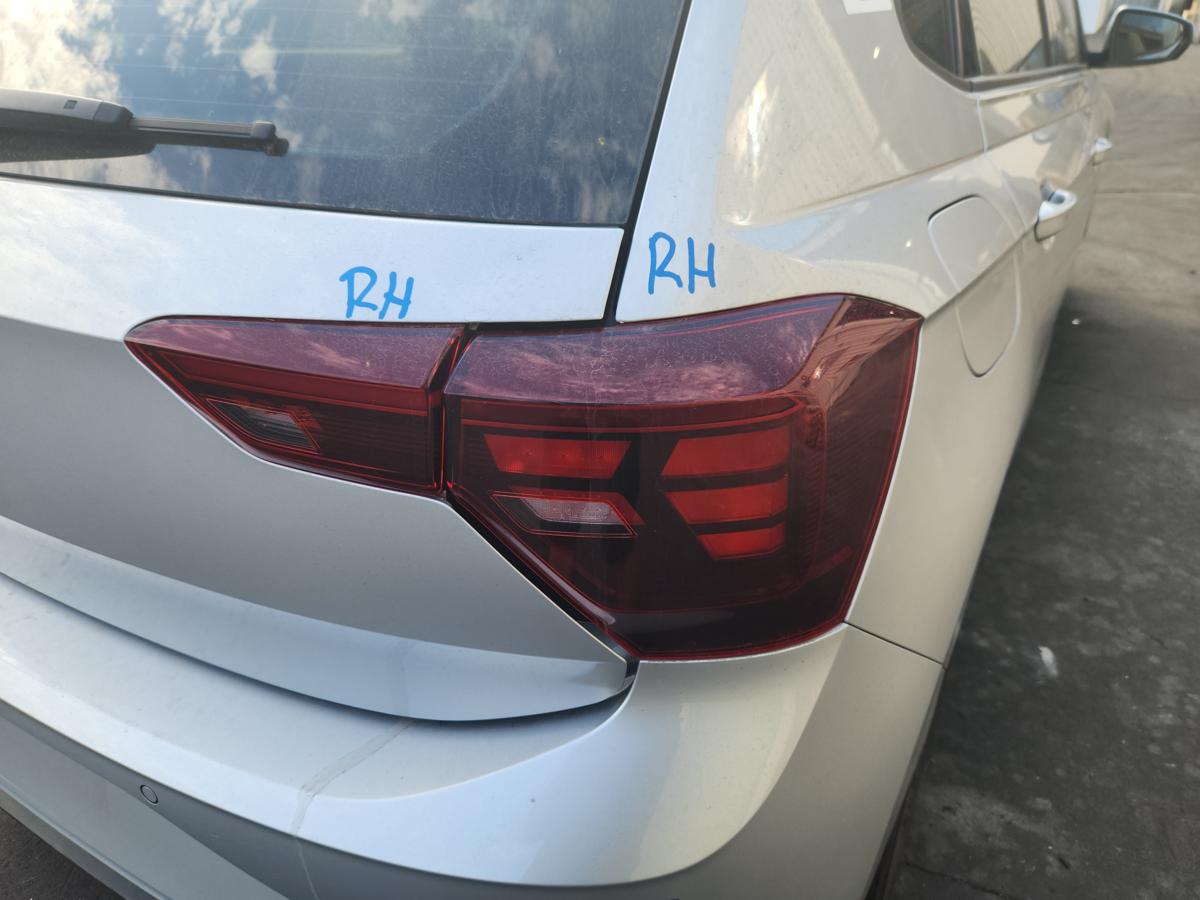 1000940851-Right Taillight