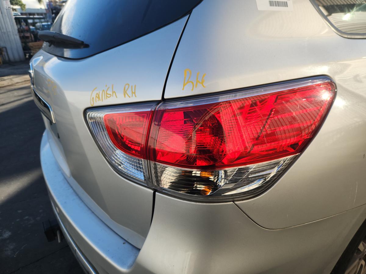 1000942953-Right Taillight