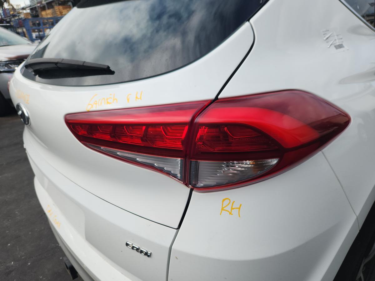1000943678-Right Taillight
