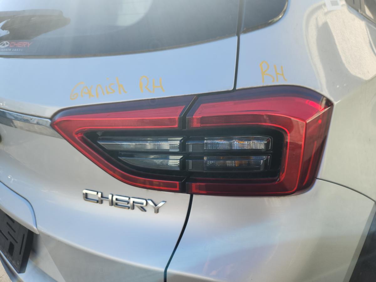 1000943817-Right Taillight