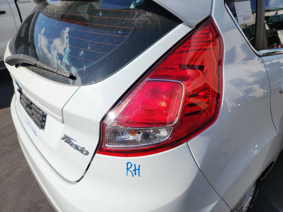 1000944167-Right Taillight