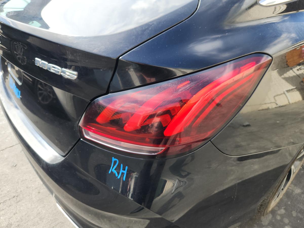 1000944625-Right Taillight