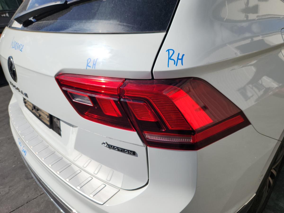 1000944784-Right Taillight