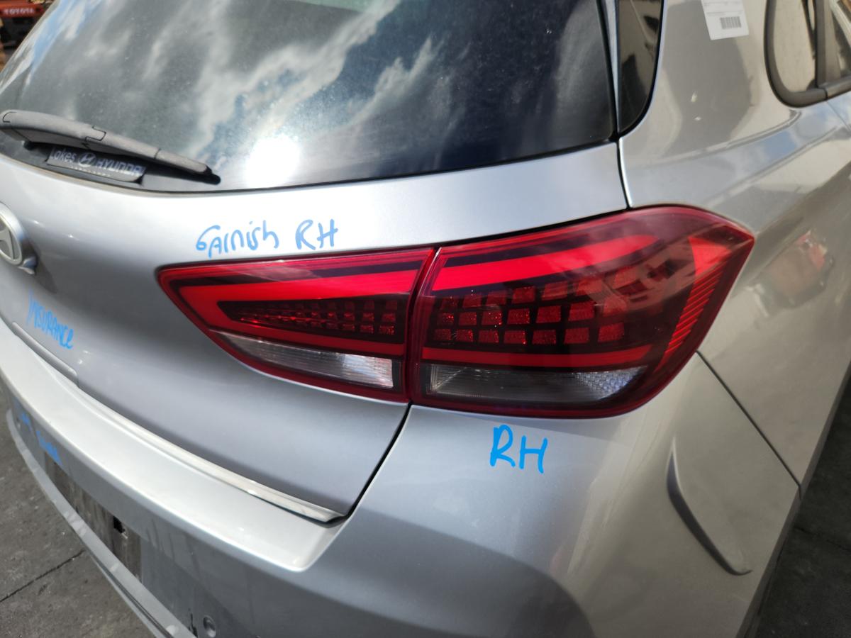 1000946125-Right Taillight