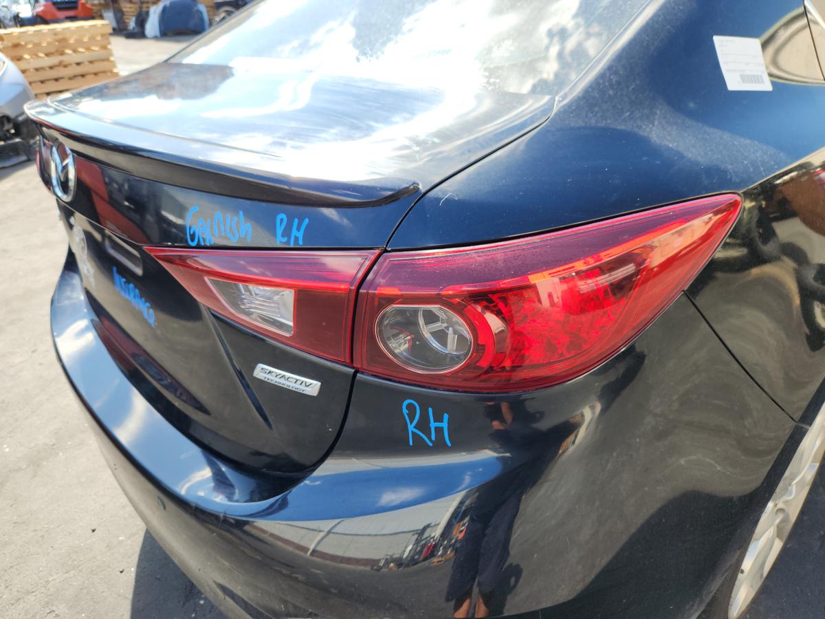 1000946467-Right Taillight