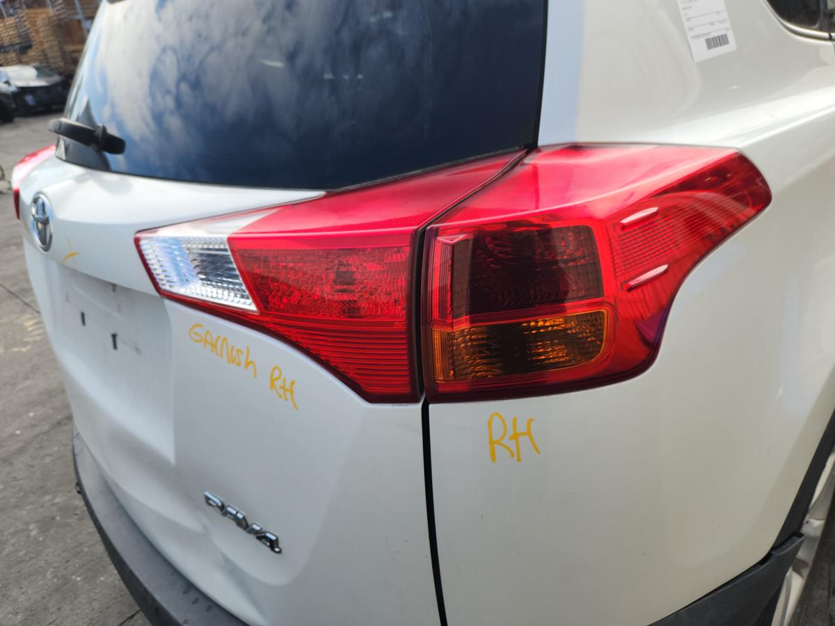 1000949807-Right Taillight