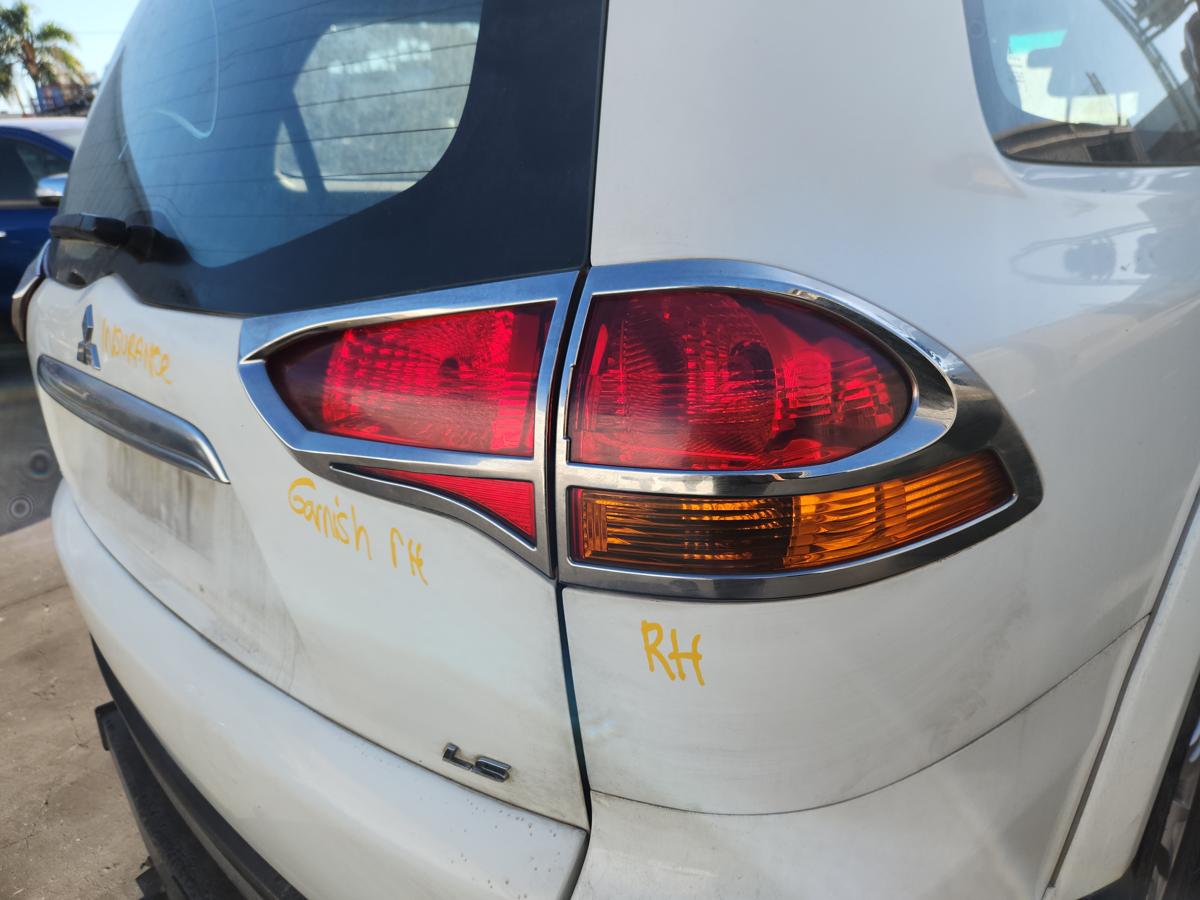 1000954324-Right Taillight