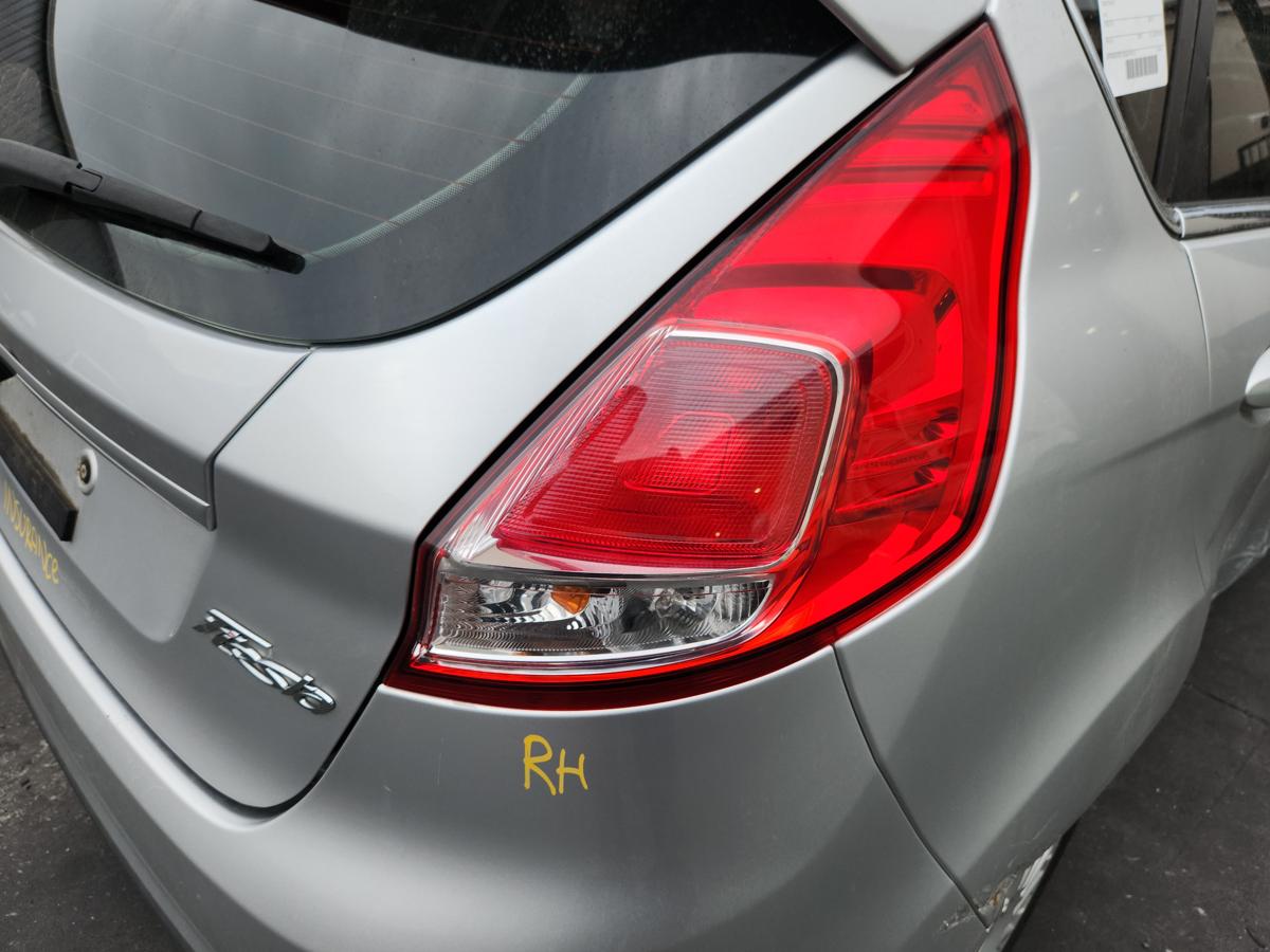 1000956777-Right Taillight