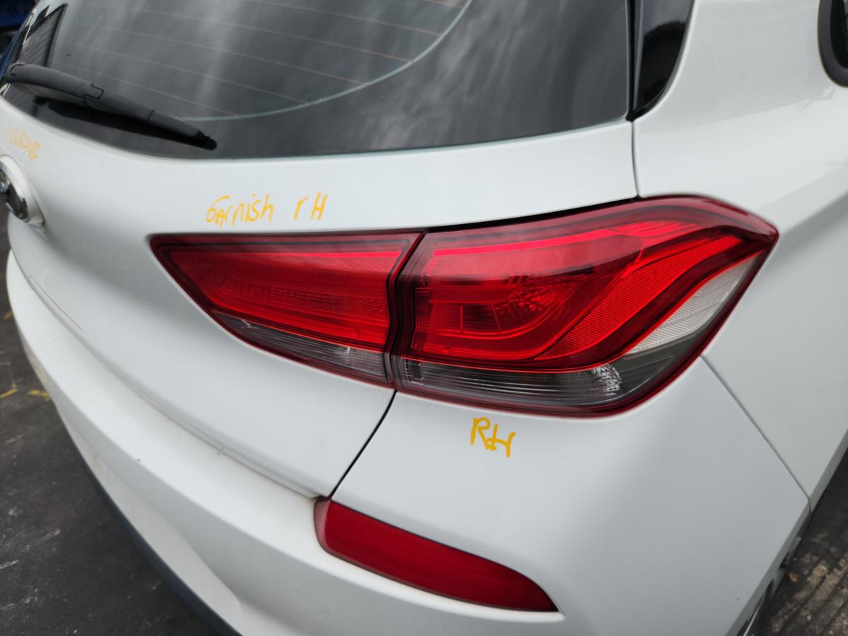 1000957659-Right Taillight