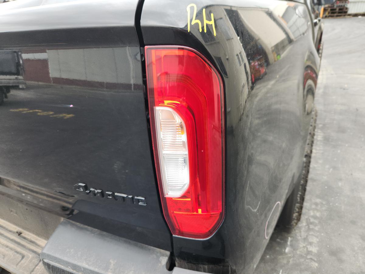 1000957389-Right Taillight