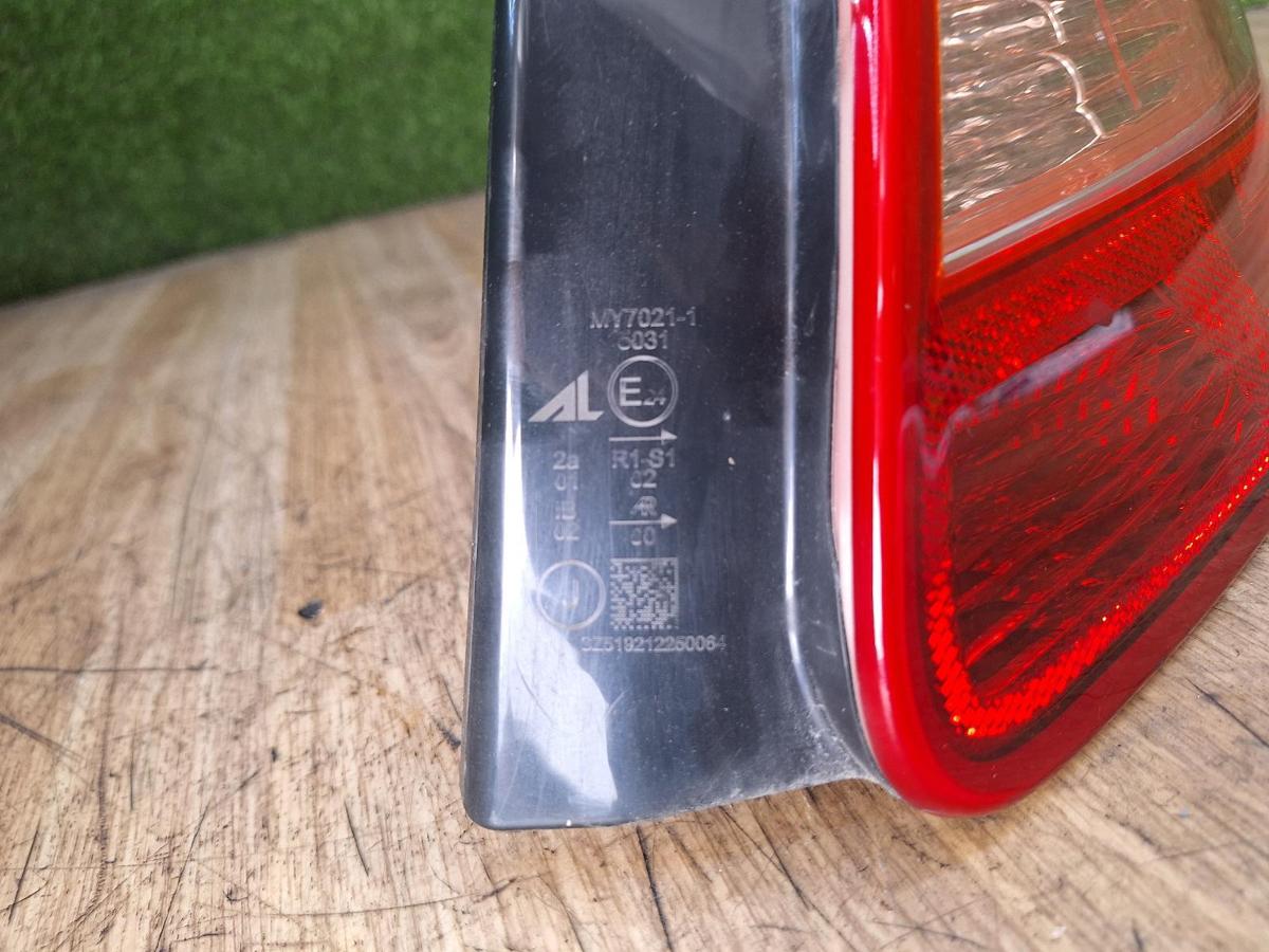 1000947945-Right Taillight Part Number
