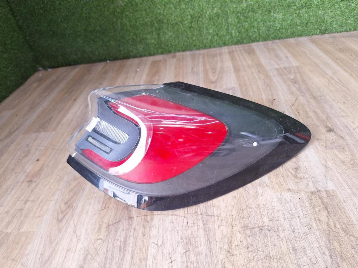 1000893508-Right Taillight Top