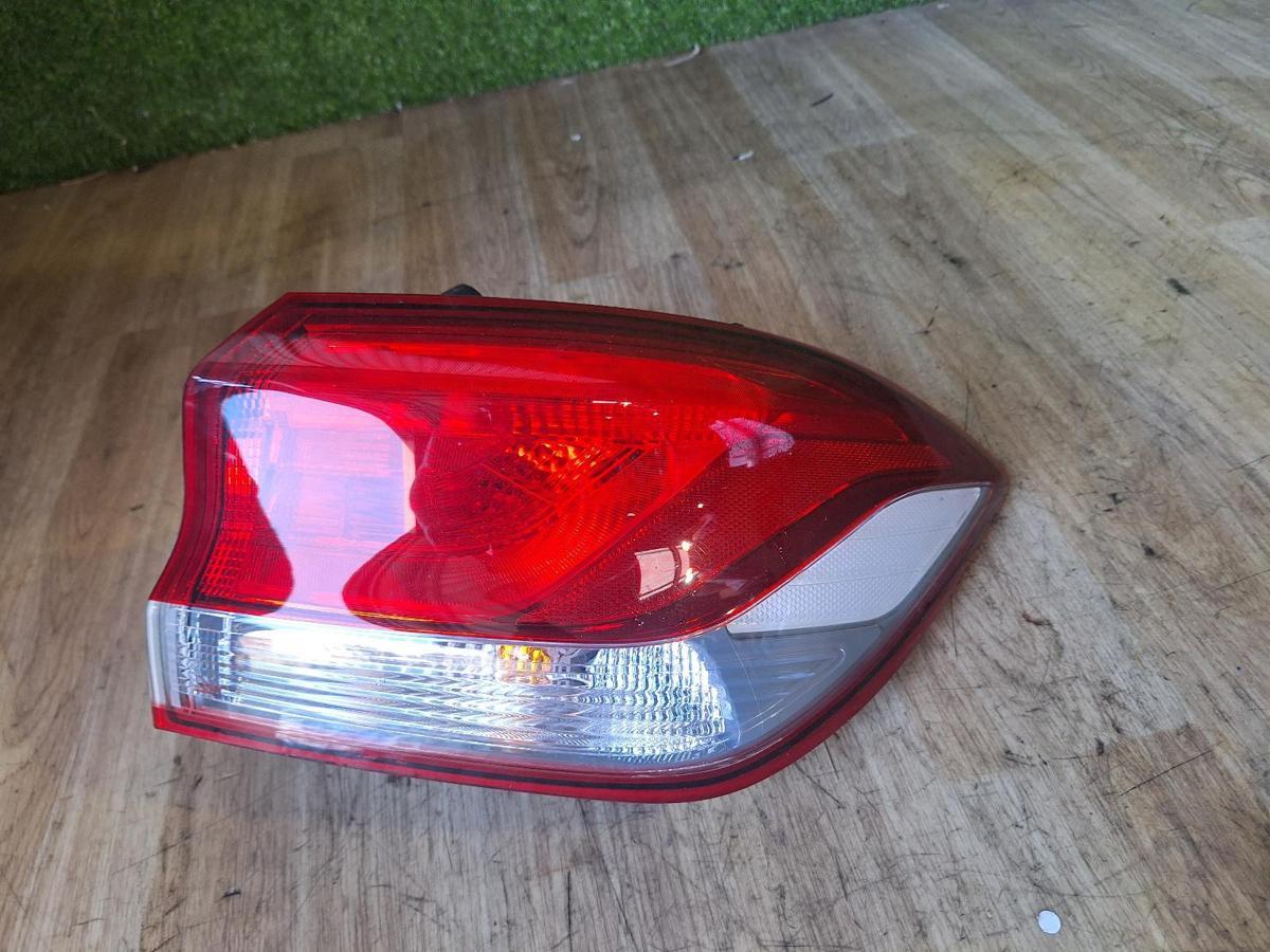 1000903096-Right Taillight Top