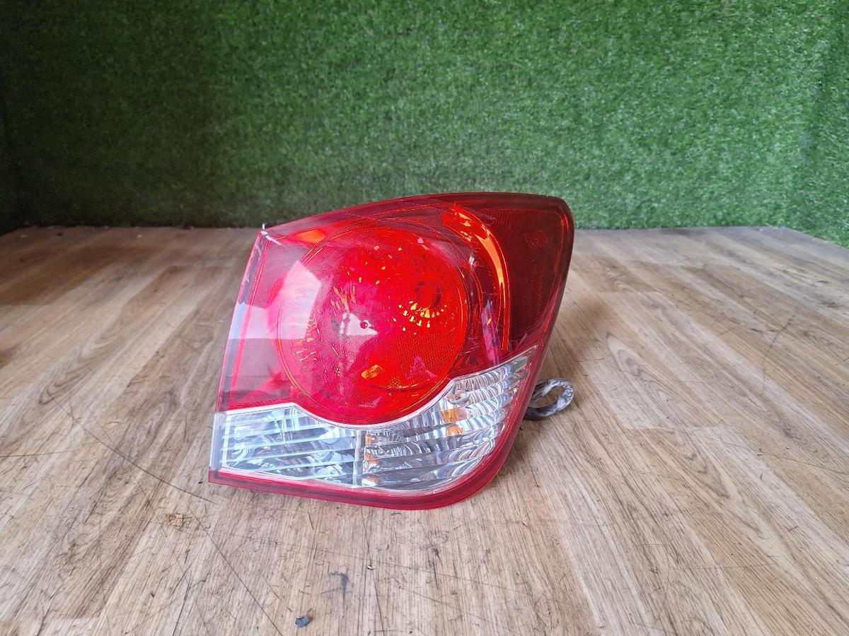 1000903521-Right Taillight Top