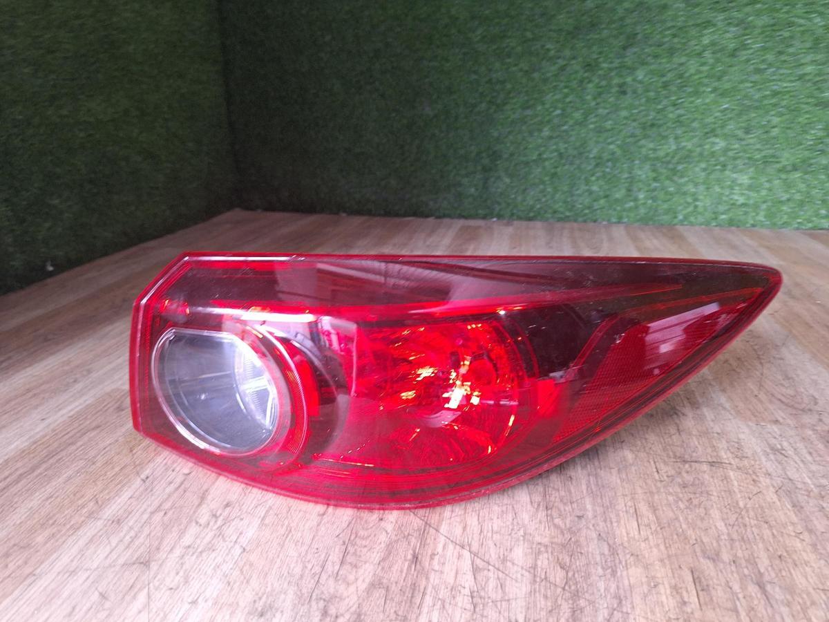 1000906386-Right Taillight Top