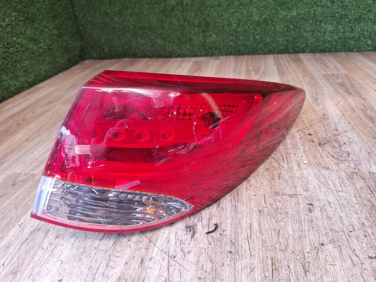 1000924303-Right Taillight Top