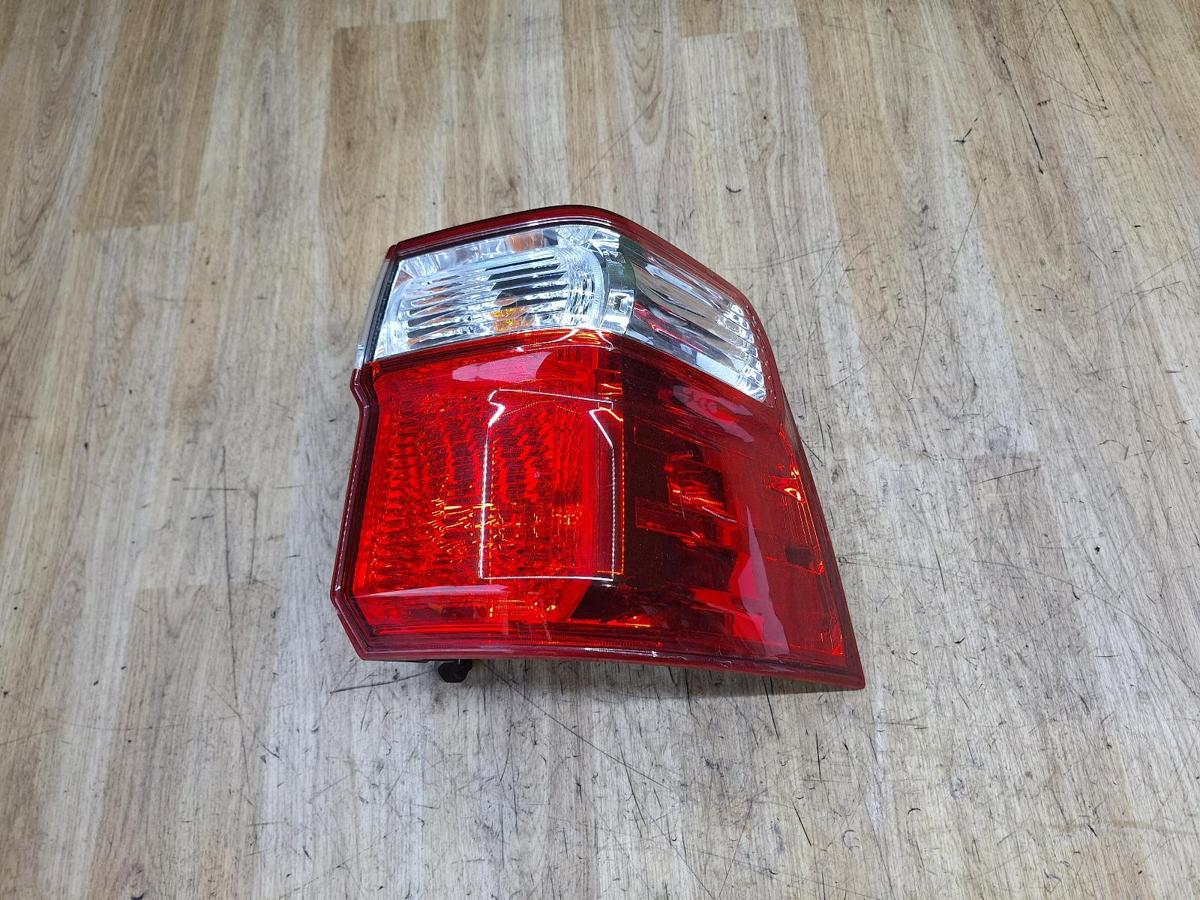 1000932271-Right Taillight Top