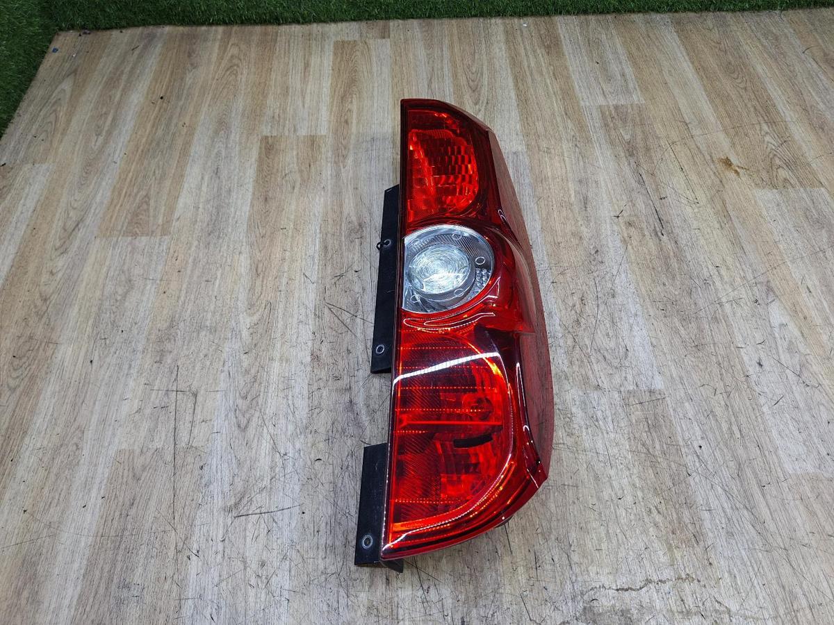1000927030-Right Taillight Top