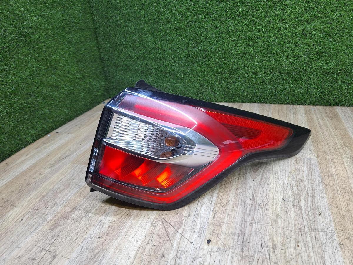 1000931936-Right Taillight Top