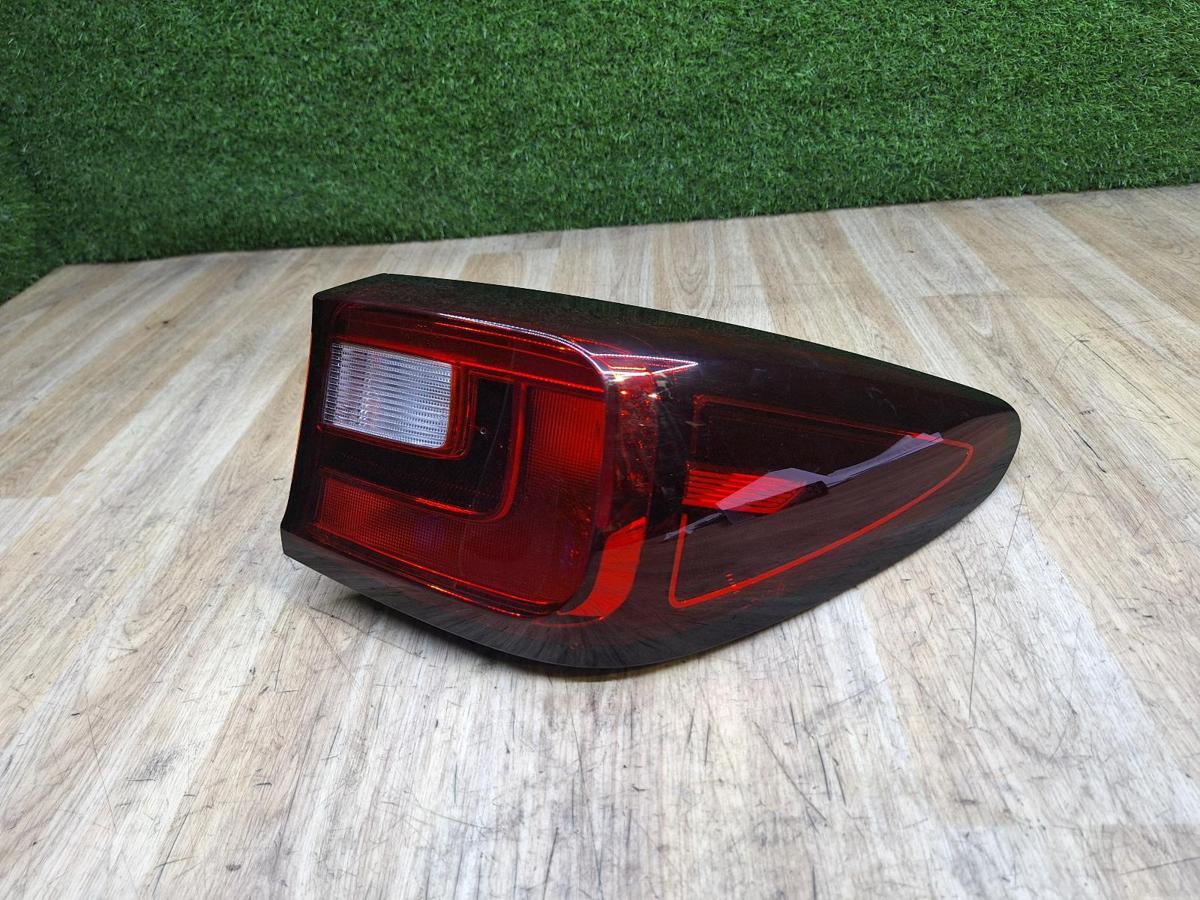 1000934260-Right Taillight Top