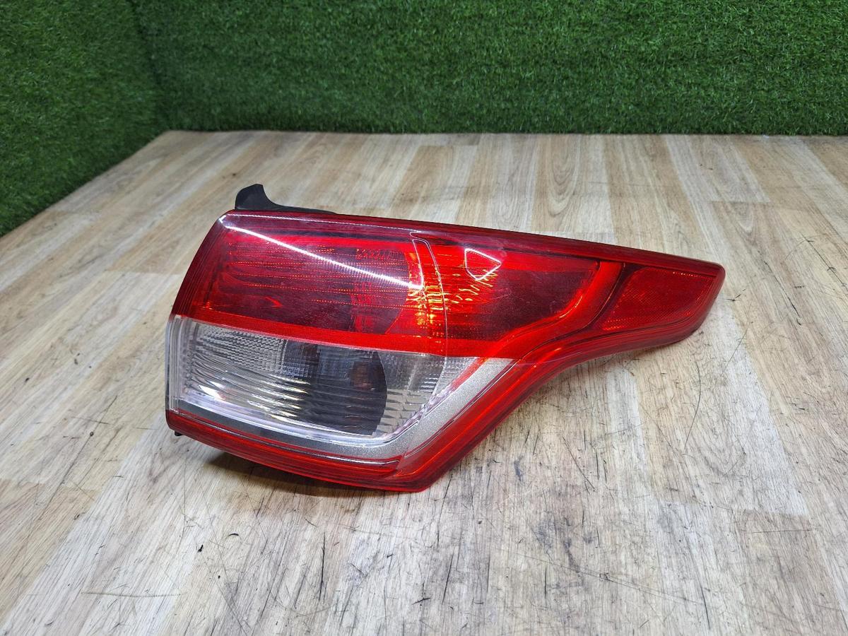 1000935812-Right Taillight Top