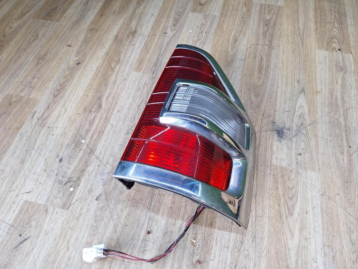 1000878065-Right Taillight Top