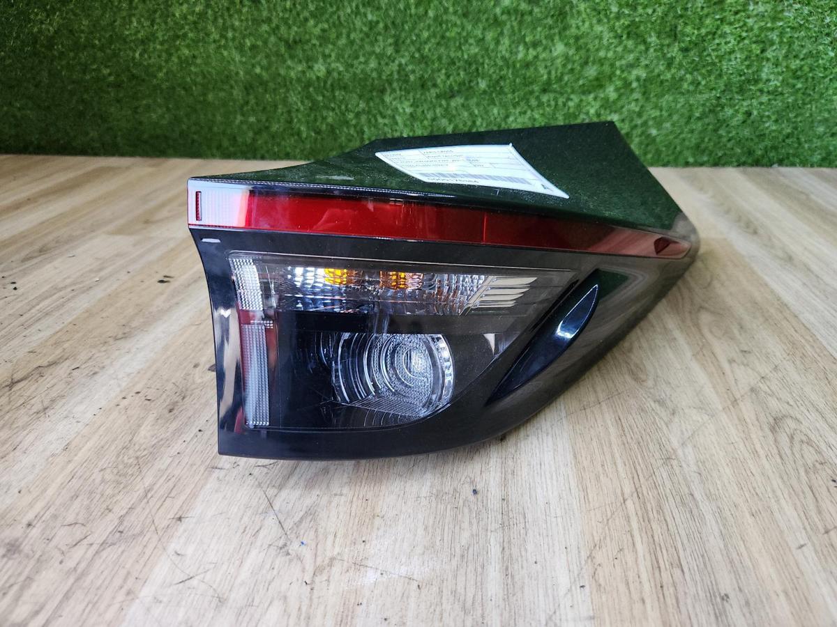 1000878890-Right Taillight Top