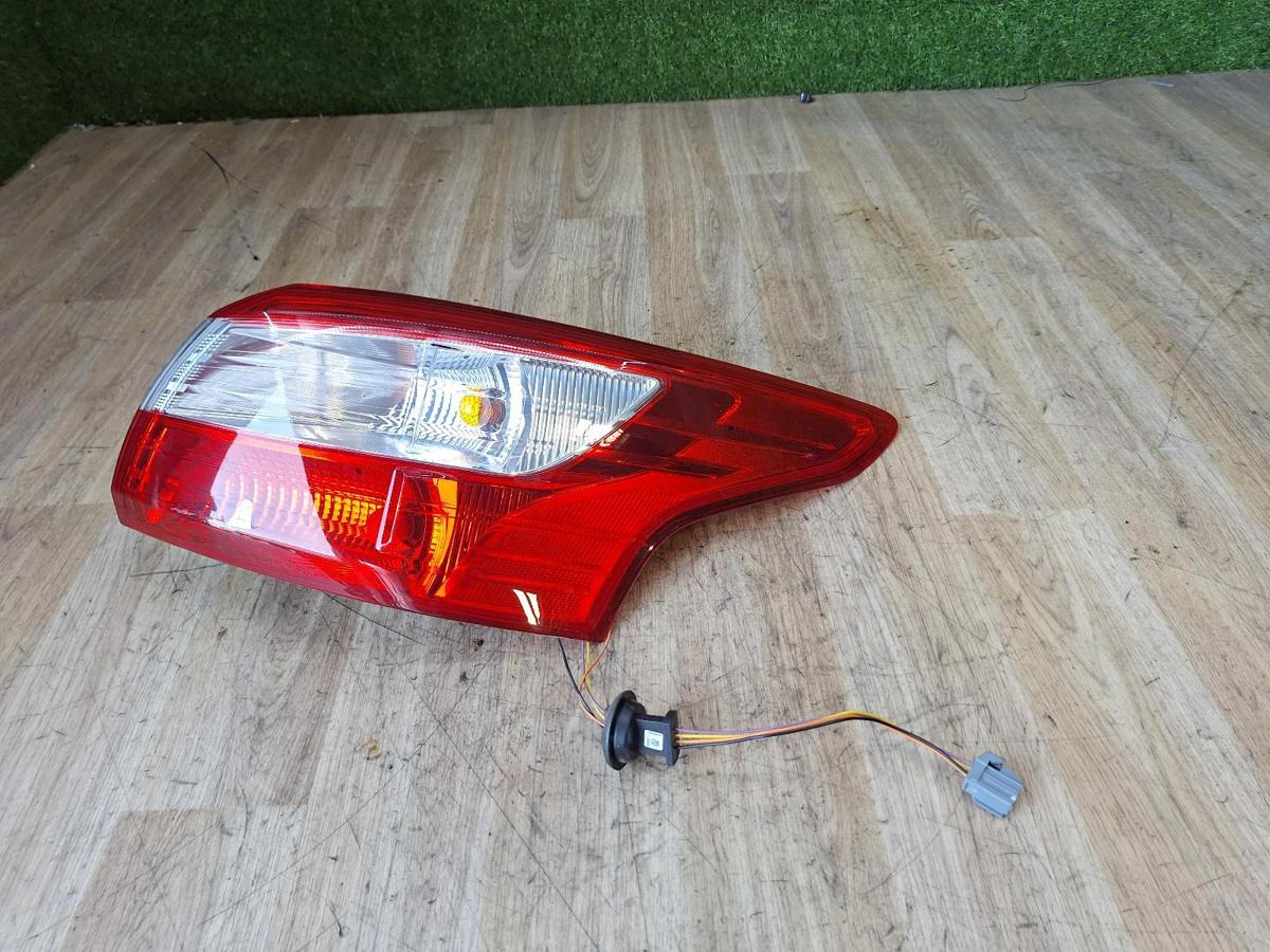 1000883066-Right Taillight Top