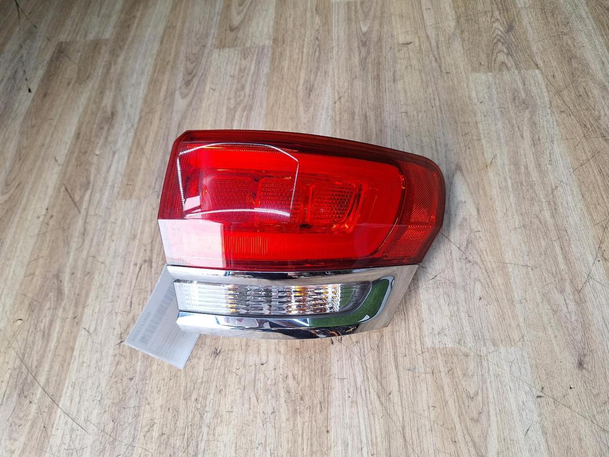 1000884739-Right Taillight Top
