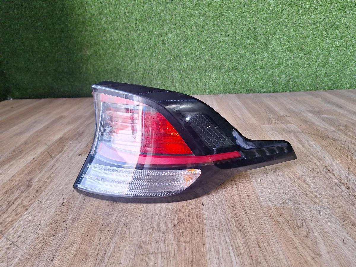 1000887104-Right Taillight Top