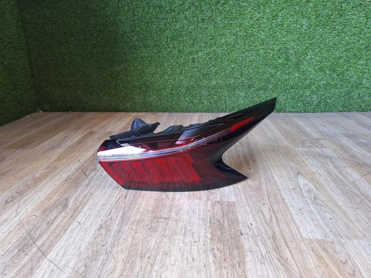 1000887894-Right Taillight Top