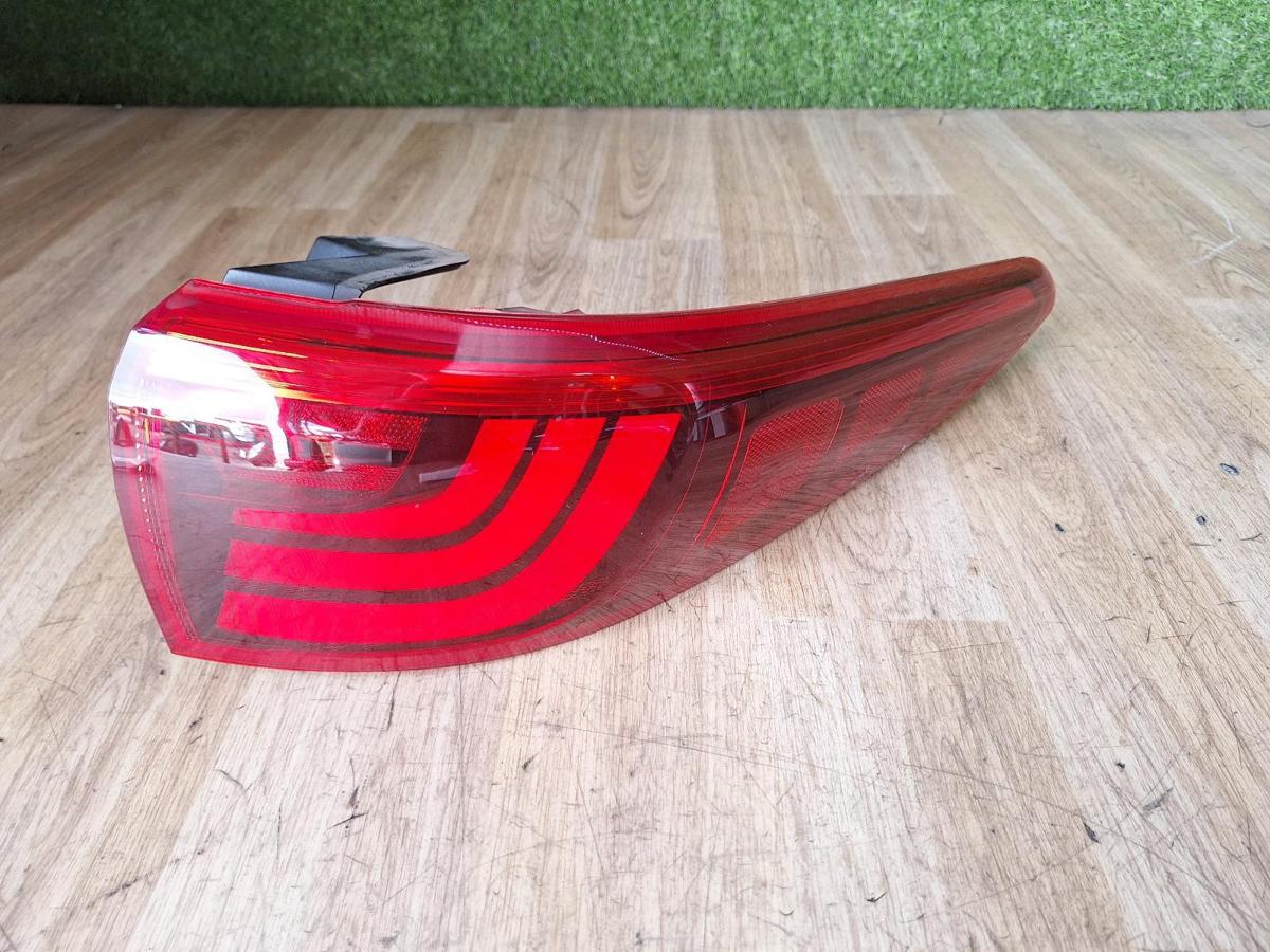 1000888051-Right Taillight Top