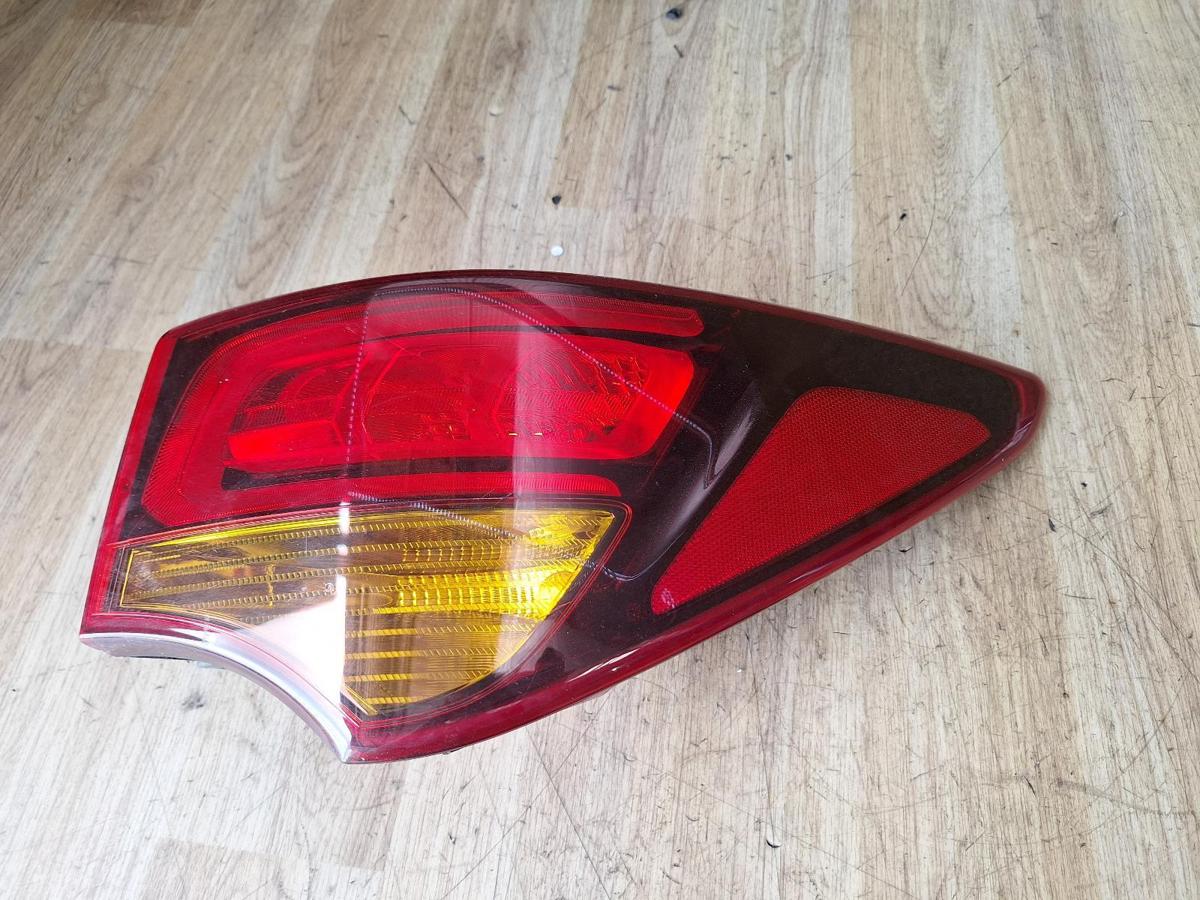 1000890042-Right Taillight Top