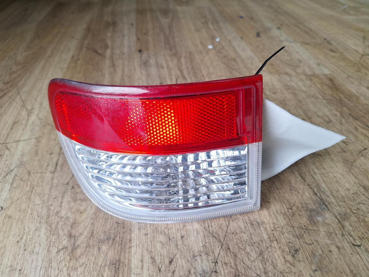 1000891942-Right Taillight Top