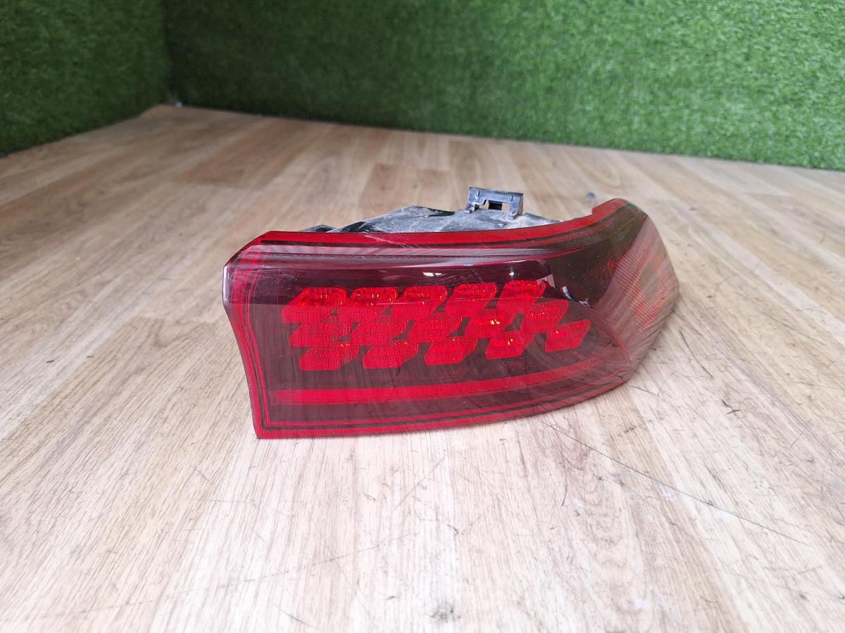 1000892042-Right Taillight Top