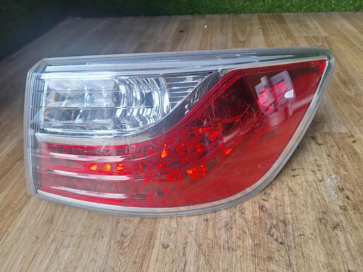 1000896847-Right Taillight Top