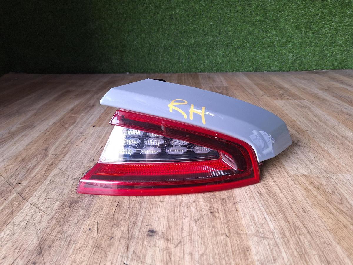 1000900587-Right Taillight Top