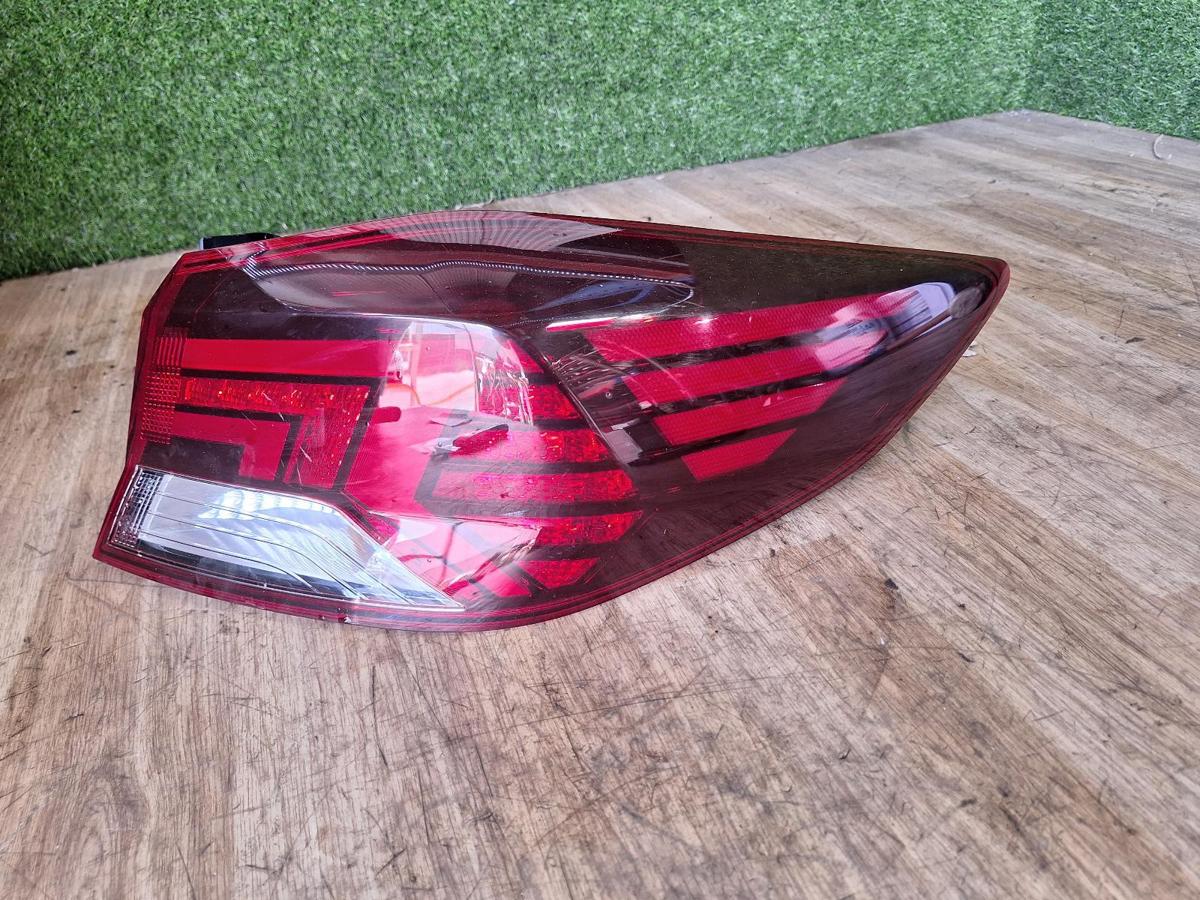 1000902353-Right Taillight Top