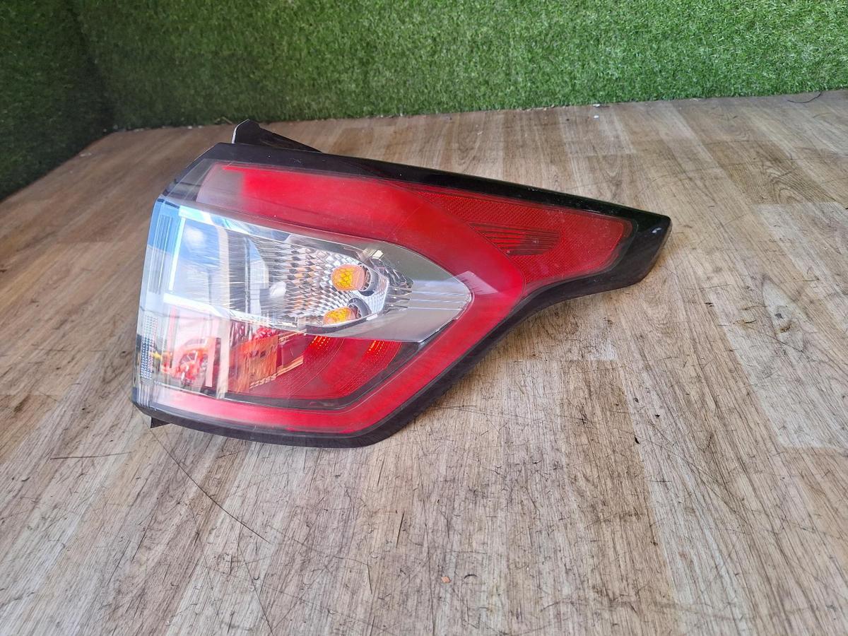1000903251-Right Taillight Top