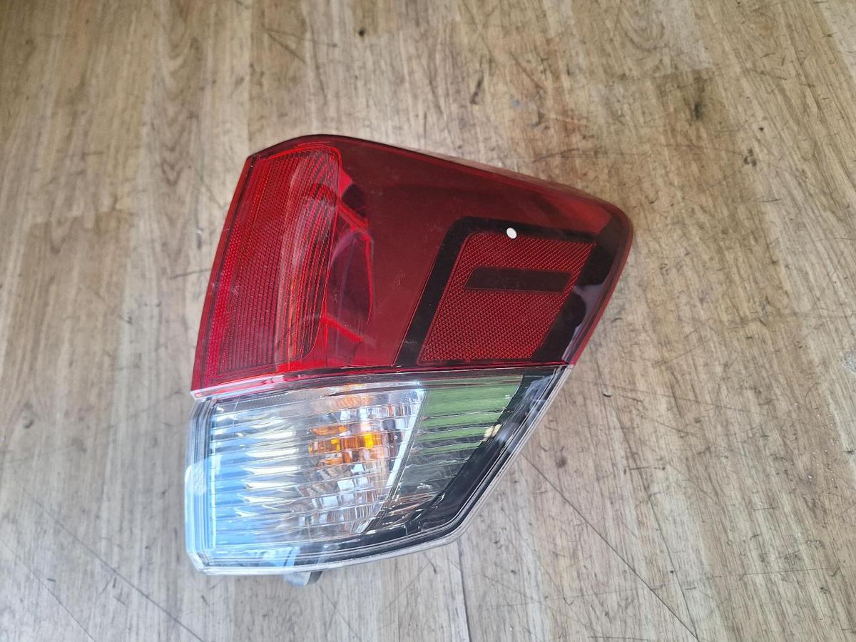 1000907927-Right Taillight Top