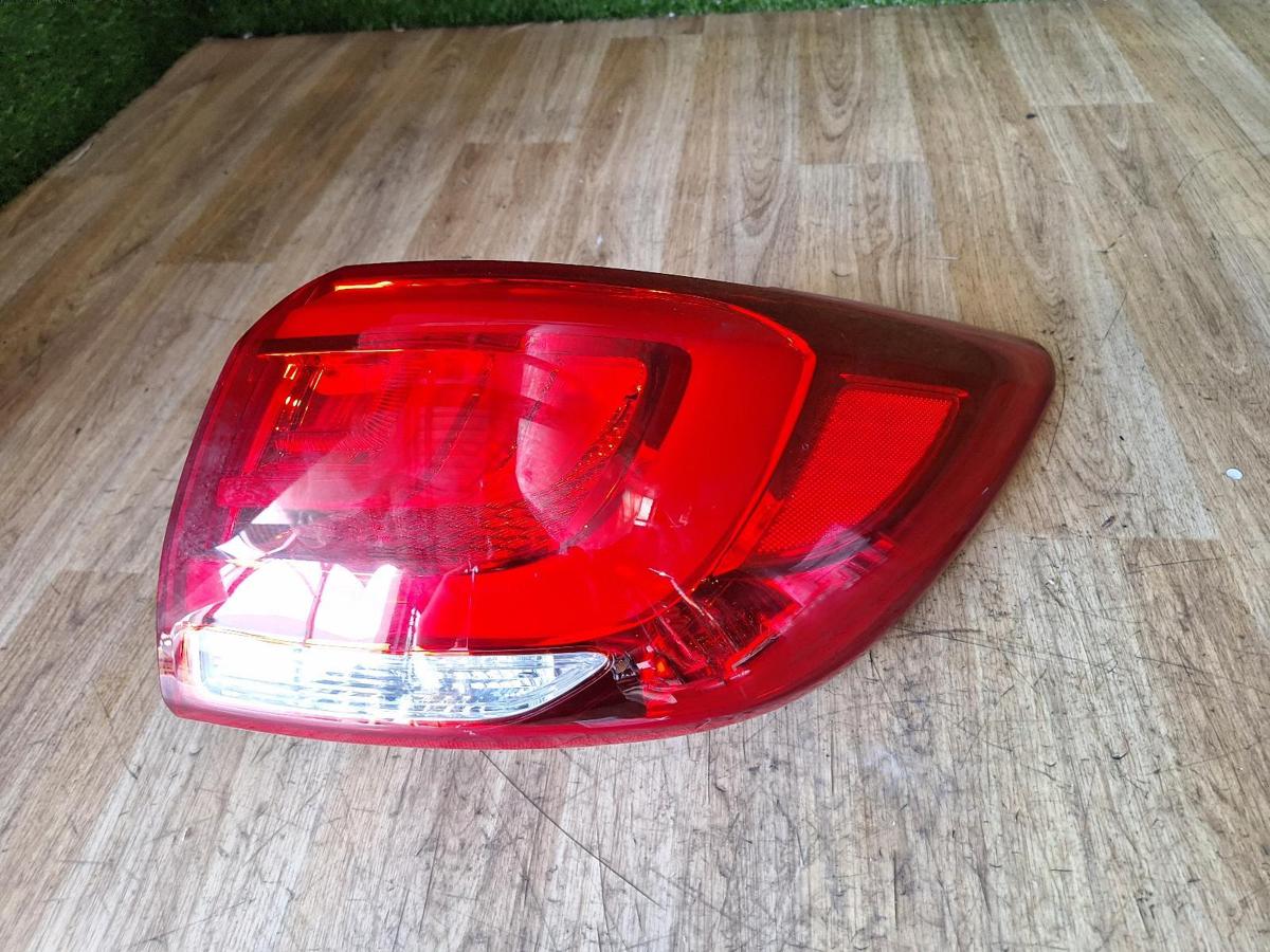 1000909133-Right Taillight Top