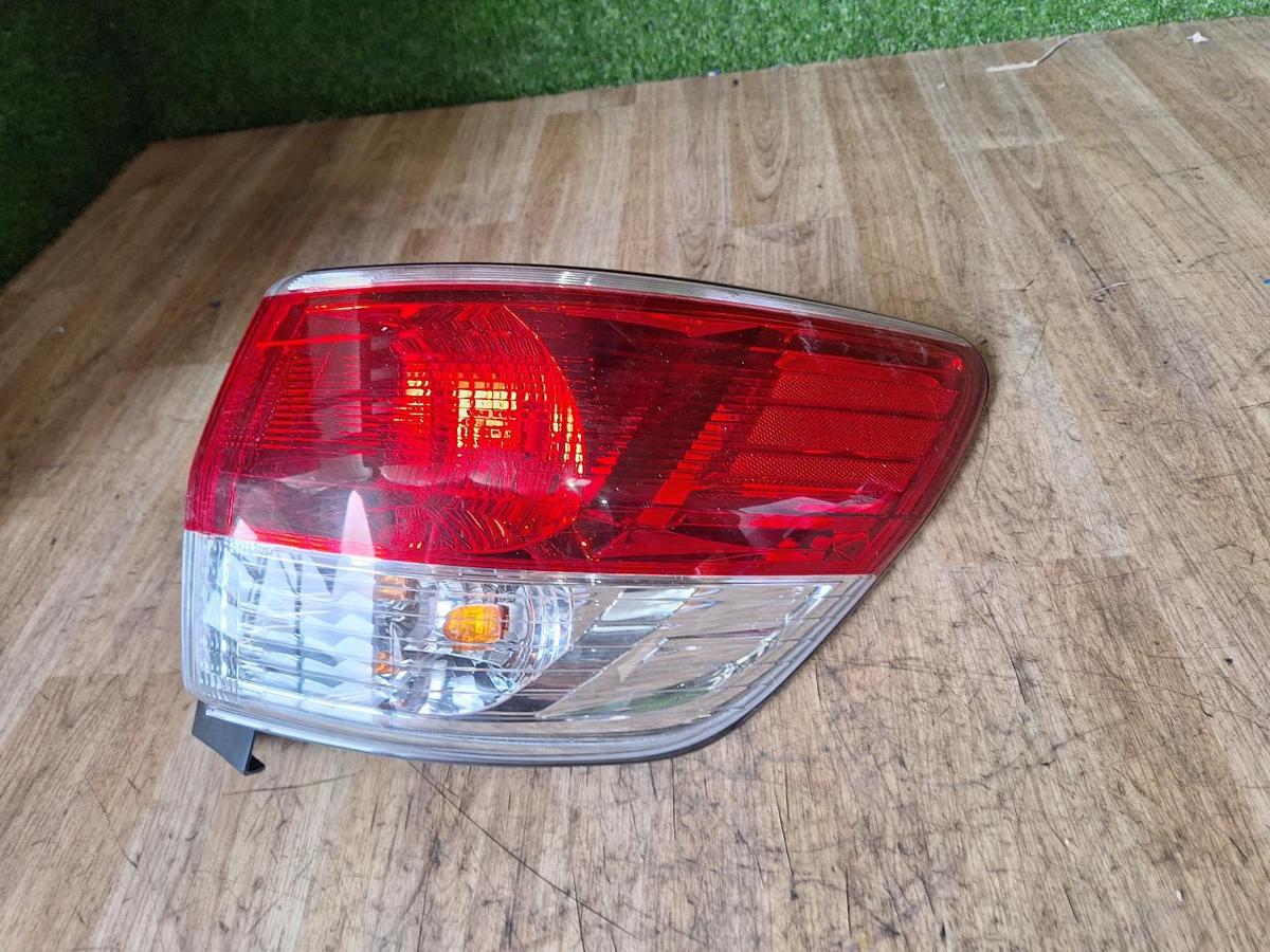 1000910887-Right Taillight Top
