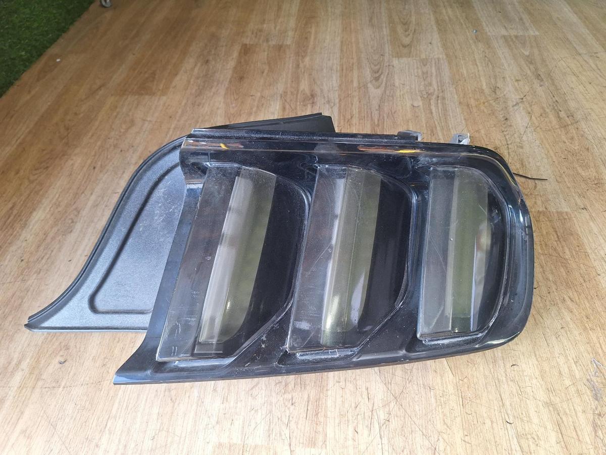 1000911185-Right Taillight Top