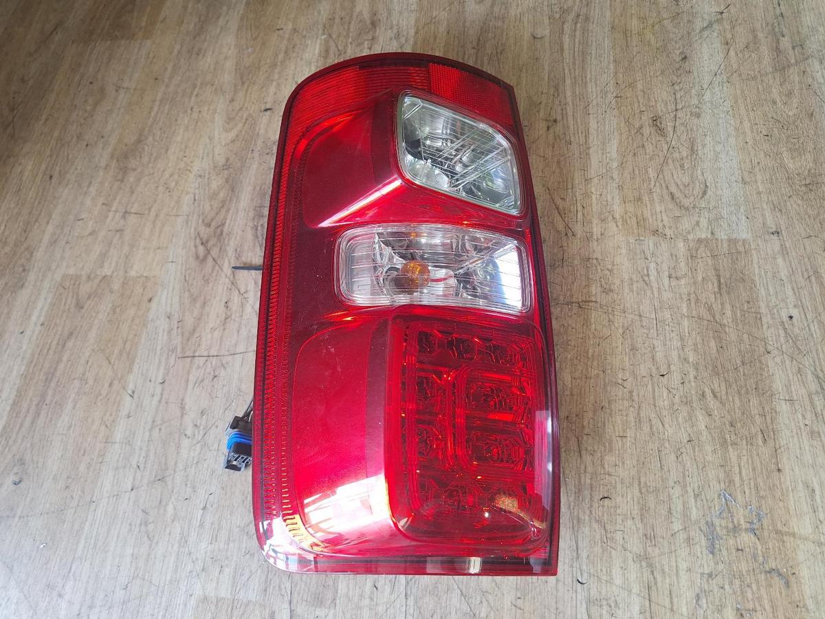 1000911529-Right Taillight Top