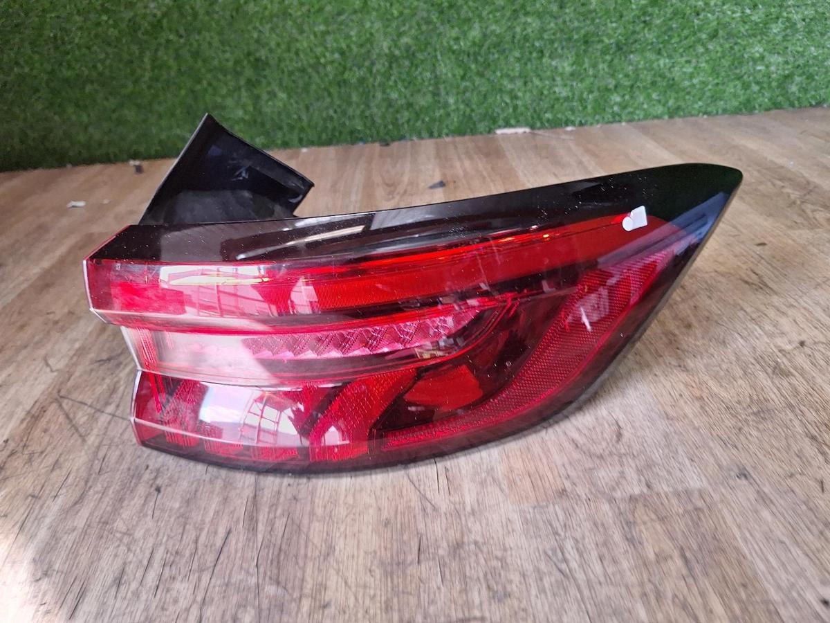 1000912139-Right Taillight Top