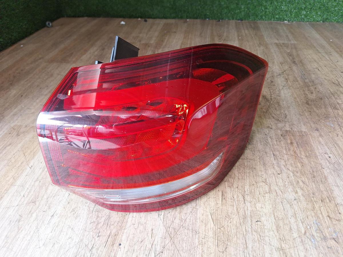 1000914347-Right Taillight Top