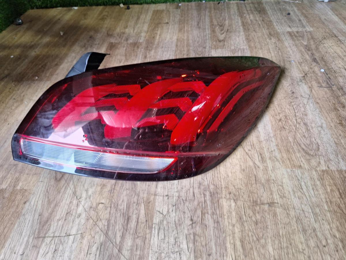 1000914615-Right Taillight Top