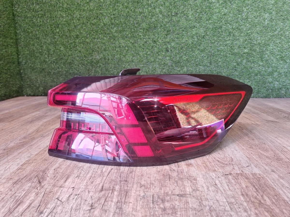 1000915722-Right Taillight Top