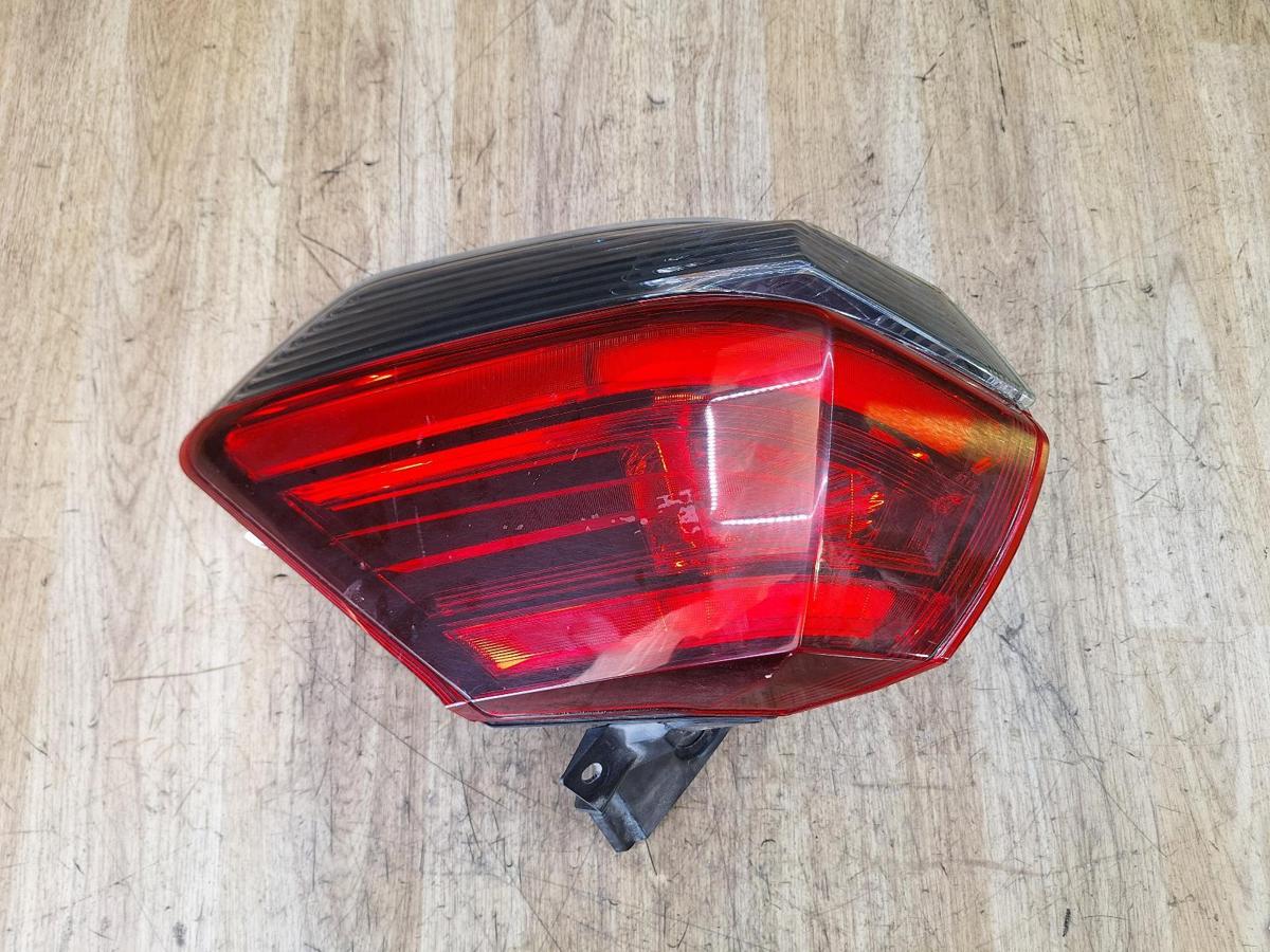 1000916672-Right Taillight Top
